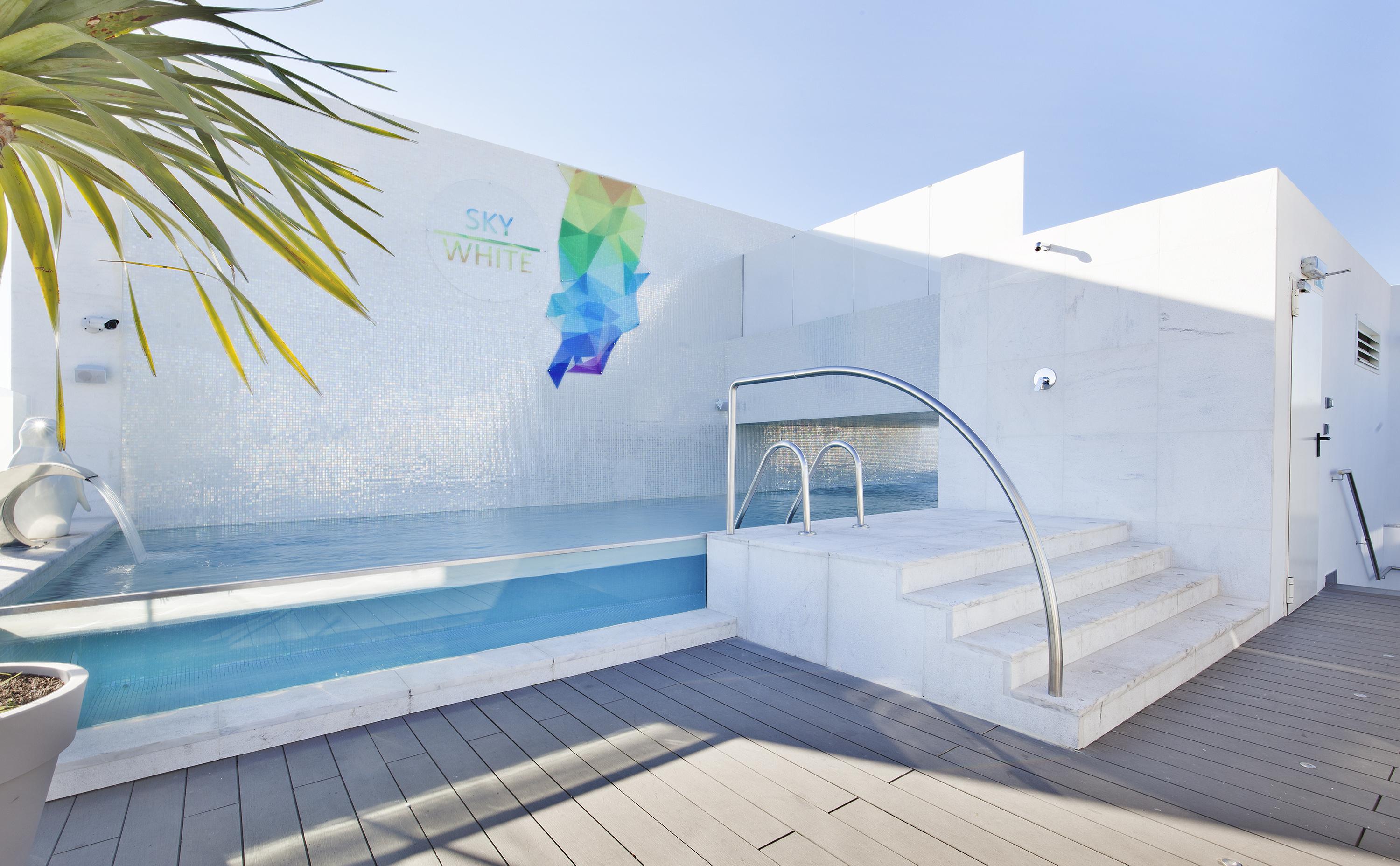 Hotel White